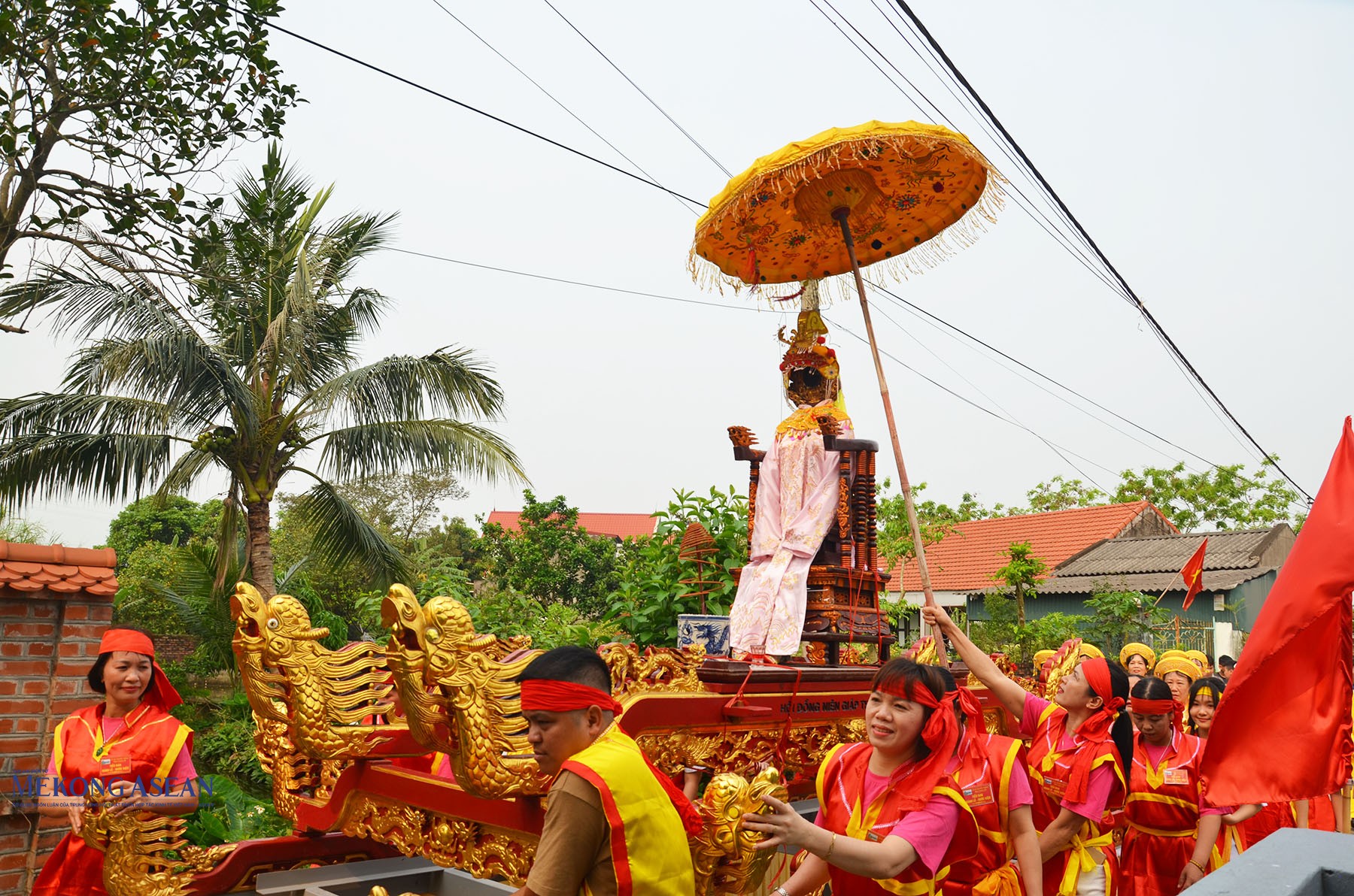 Sau khi làm lễ tại chùa Đông, đoàn di chuyển theo tuyến đường hướng đến Cầu Lẻ về Tây Chính, rồi đi qua bệ Thánh Hóa sang đường đê về cây đa Hạ Mã, rồi trở lại đình Thạch Lỗi. Ảnh: Mekong ASEAN.