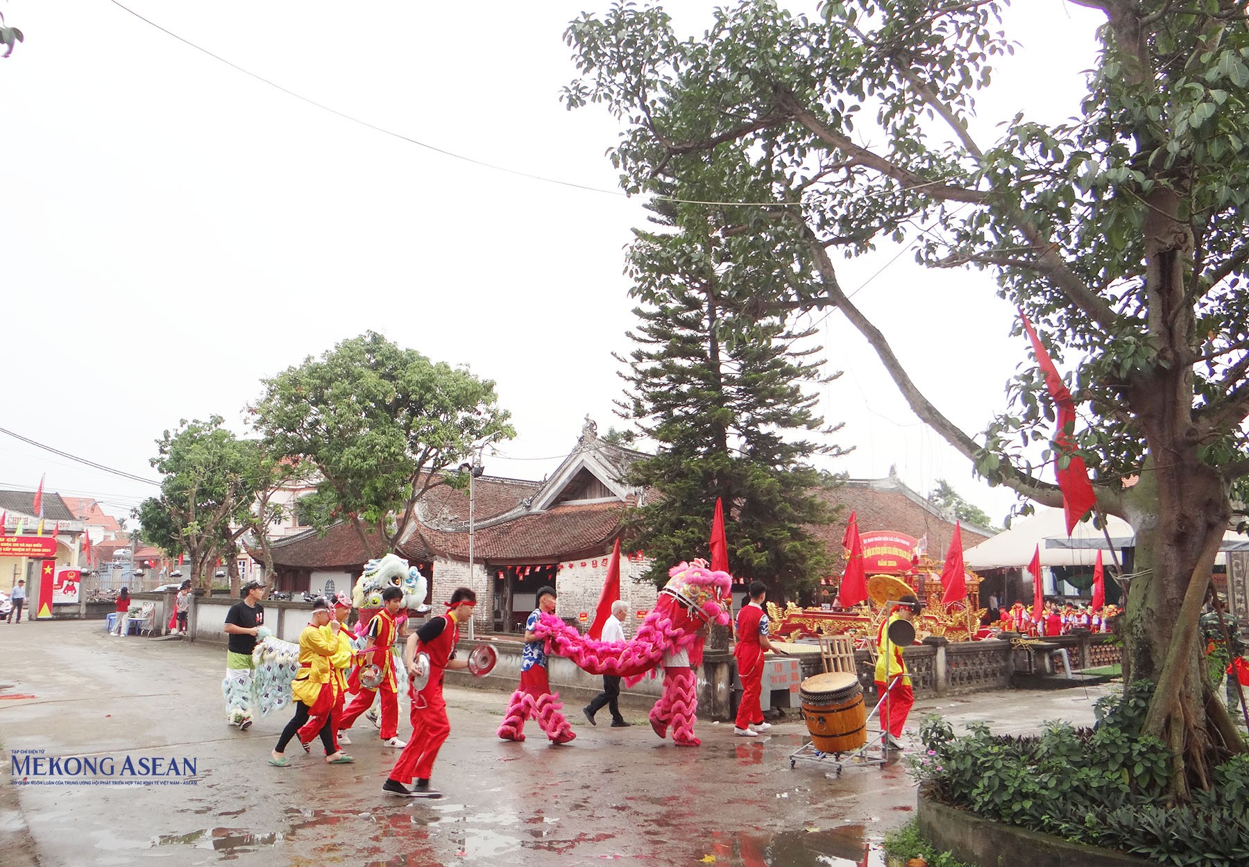 Tham gia đoàn rước có các đội: kỳ lân mở đường, rước Quốc kỳ, rước cờ ngũ sắc, chiêng trống, trống ếch, bát âm, tiêu binh, siêu đao, bát bửu, long đình ông…, cùng các đại biểu, người dân và du khách. Ảnh: Mekong ASEAN.