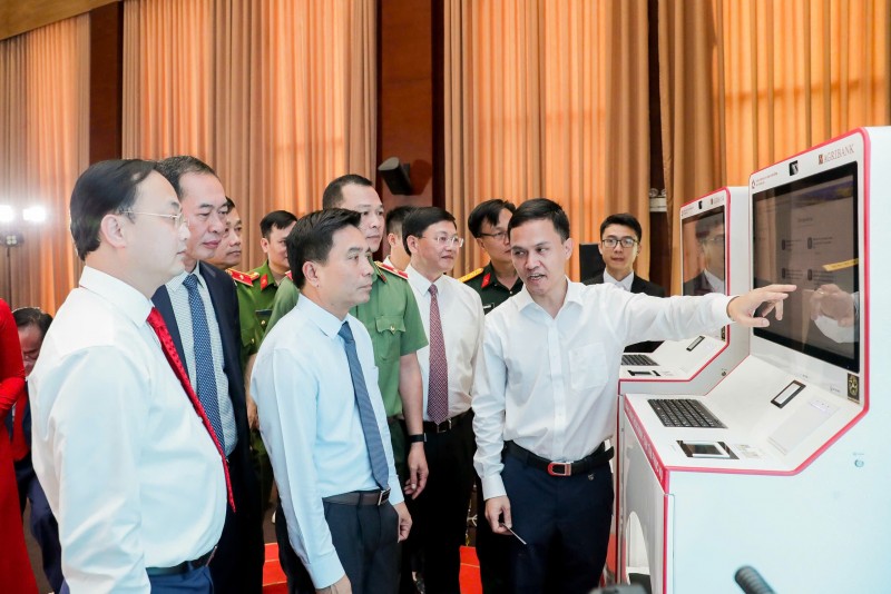 Kiosk thông minh giúp giảm thời gian làm thủ tục hành chính xuống còn vài phút. Ảnh: Agribank.