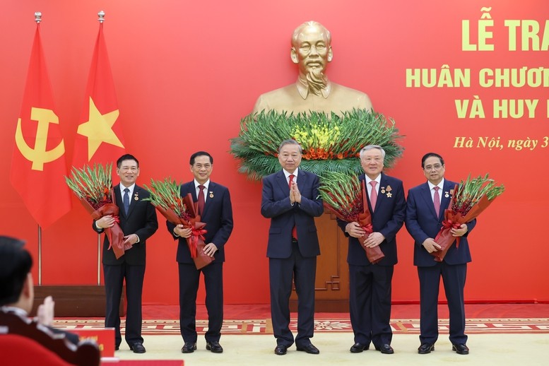 Thủ tướng Phạm Minh Chính nhận Huân chương Quân công hạng nhất Thủ tướng Phạm Minh Chính nhận Huân chương Quân công hạng nhất