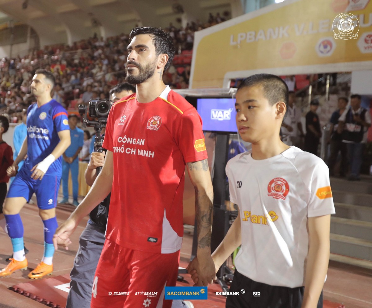 Tiền vệ Endrick dos Santos đang thi đấu cho Công An TP HCM. Ảnh: CLB Bóng Đá Công An TP. Hồ Chí Minh. Tiền vệ Endrick dos Santos đang thi đấu cho Công An TP HCM. Ảnh: CLB Bóng Đá Công An TP. Hồ Chí Minh.