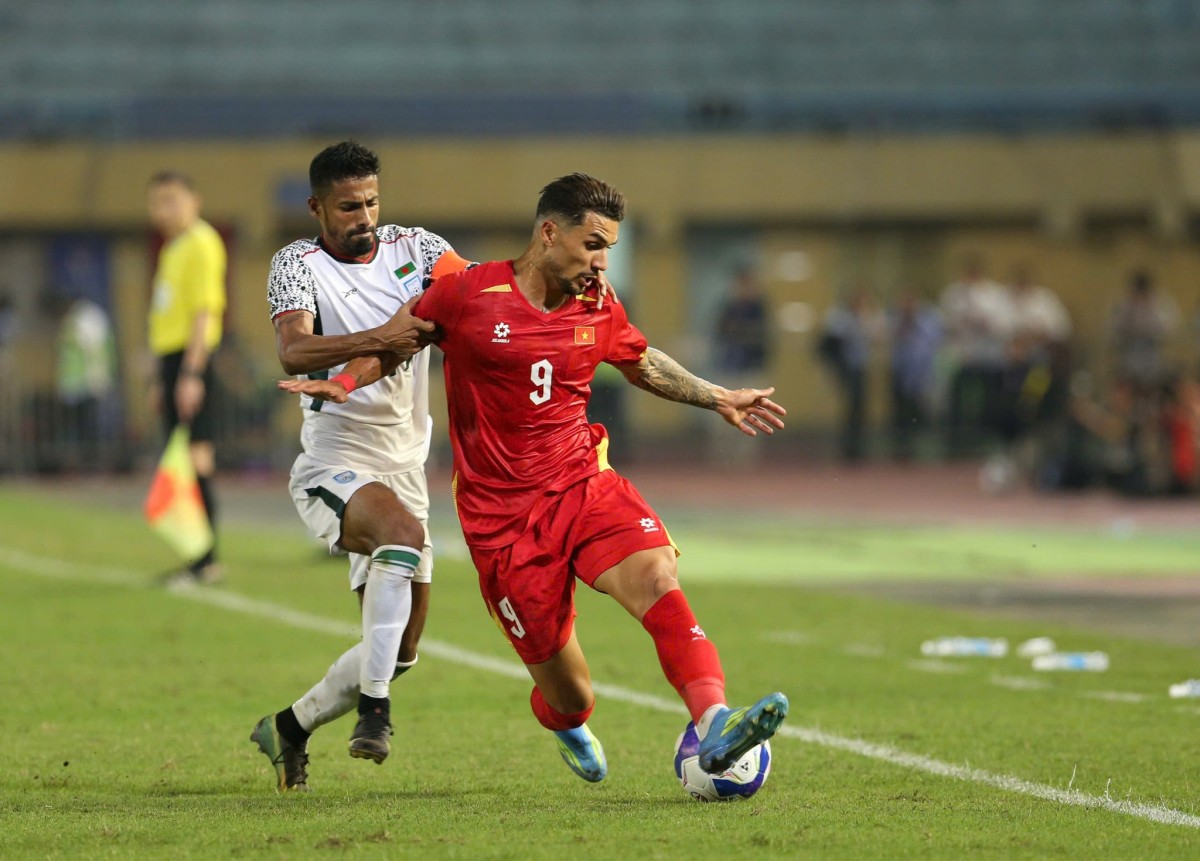 Đỗ Hoàng Hên sinh năm 1994, hiện thuộc biên chế CLB Hà Nội và từng tập luyện tại lò đào tạo trẻ La Masia của CLB Barcelona (Tây Ban Nha). Ảnh: VFF. Đỗ Hoàng Hên sinh năm 1994, hiện thuộc biên chế CLB Hà Nội và từng tập luyện tại lò đào tạo trẻ La Masia của CLB Barcelona (Tây Ban Nha). Ảnh: VFF.