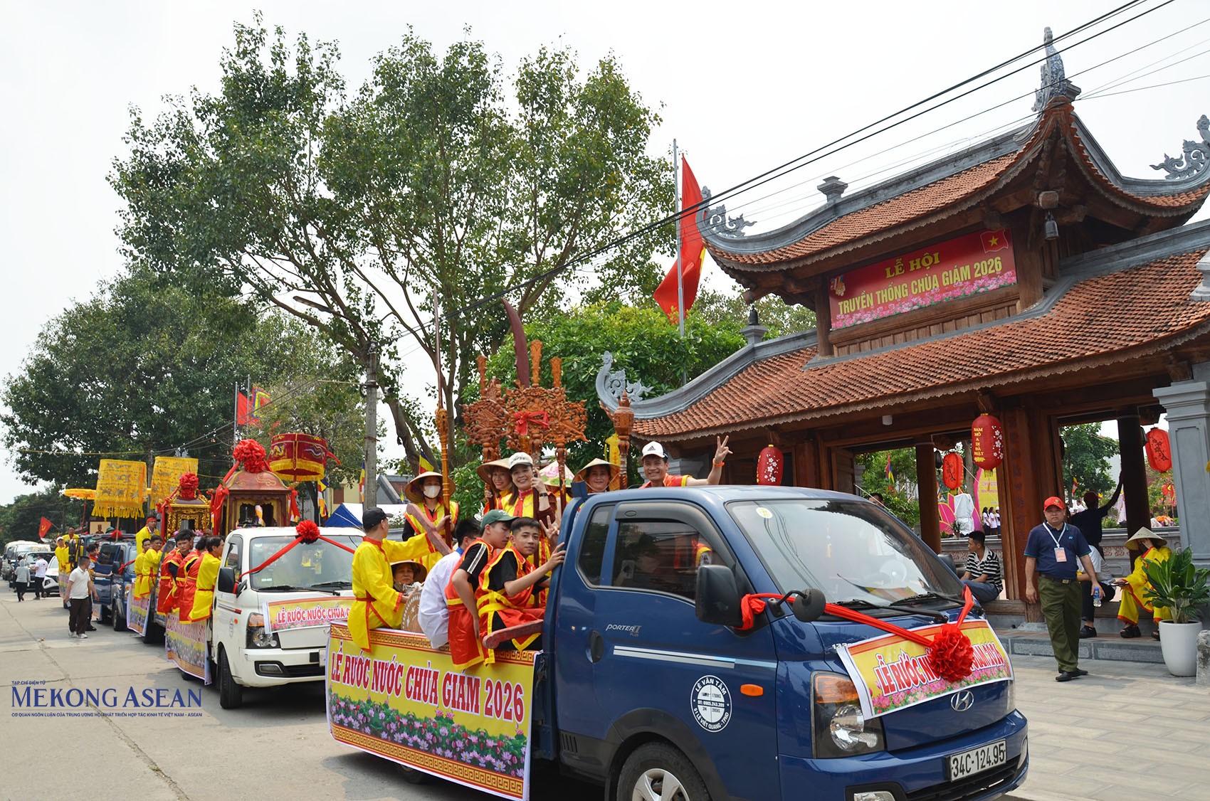 Đoàn rước nước xuất phát từ chùa Giám đến bến Giám, sông Thái Bình. Tuyến đường rước dài khoảng 7 km. Ảnh: Mekong ASEAN.