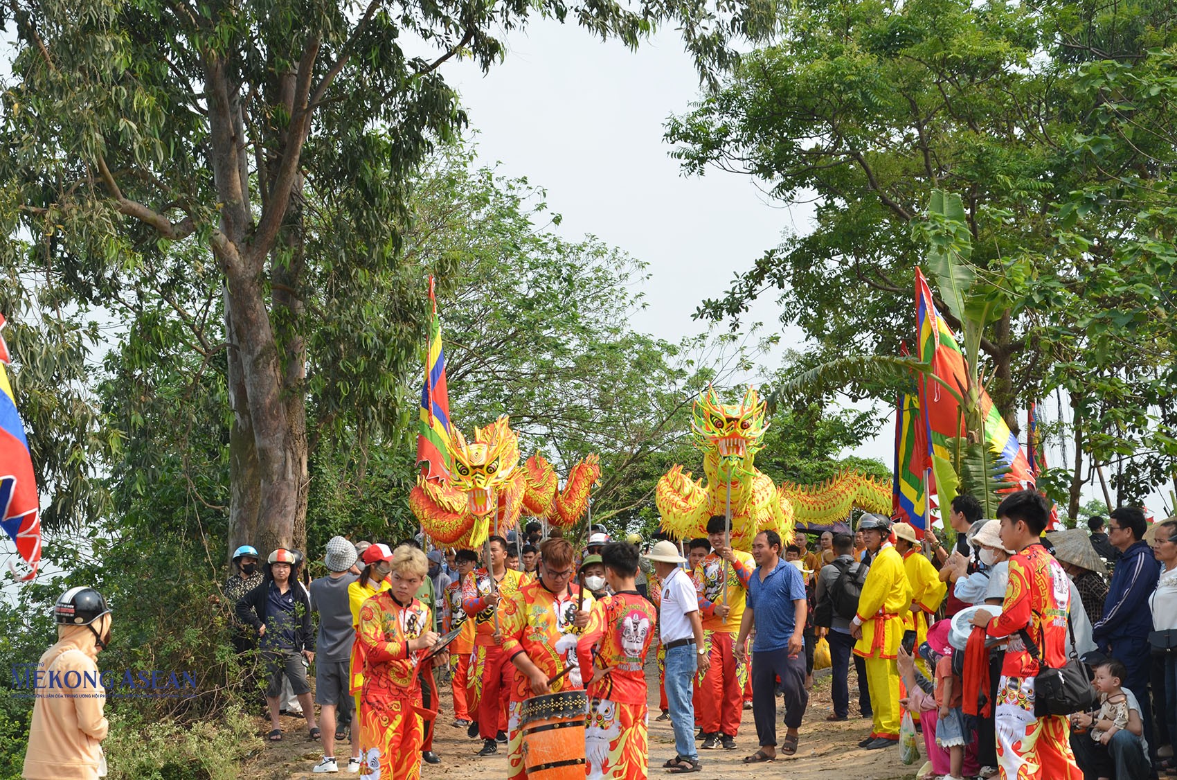 Đoàn rước di chuyển đến bến Giám, sông Thái Bình. Ảnh: Mekong ASEAN.