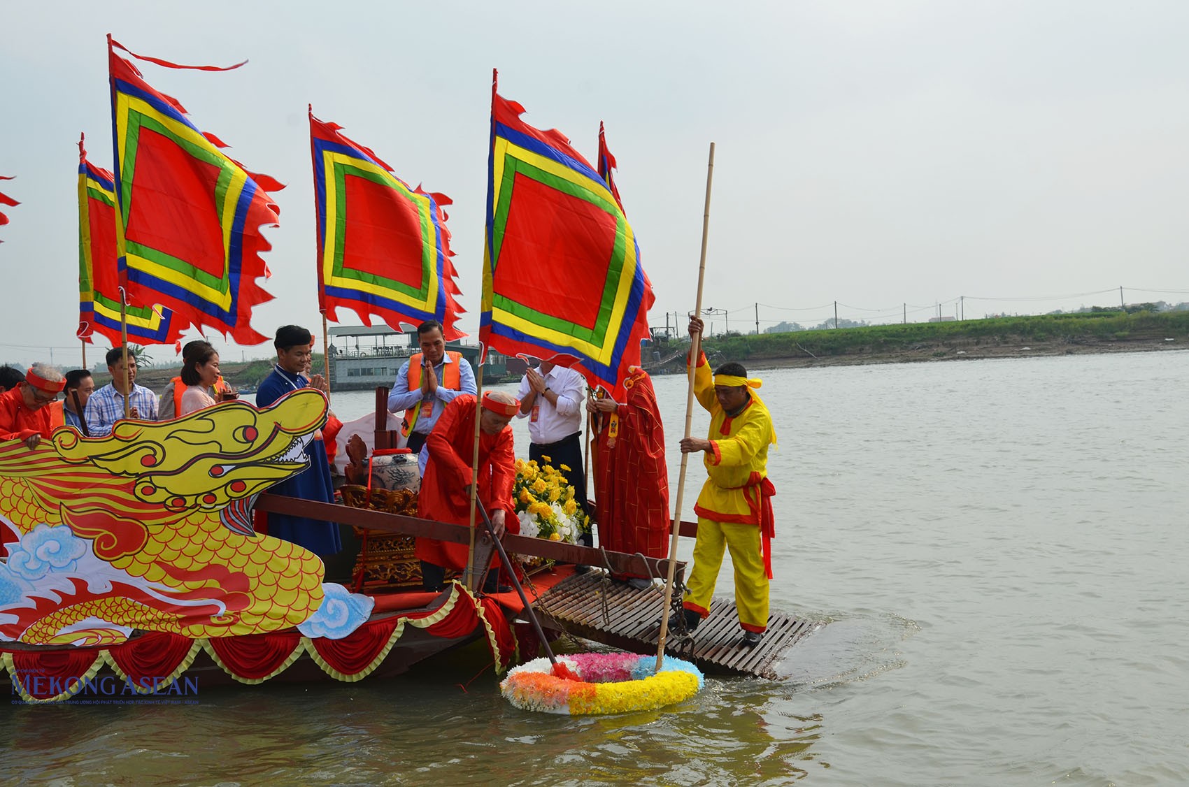 Các nhà sư, đại biểu ra giữa sông làm lễ xin nước. Ảnh: Mekong ASEAN.