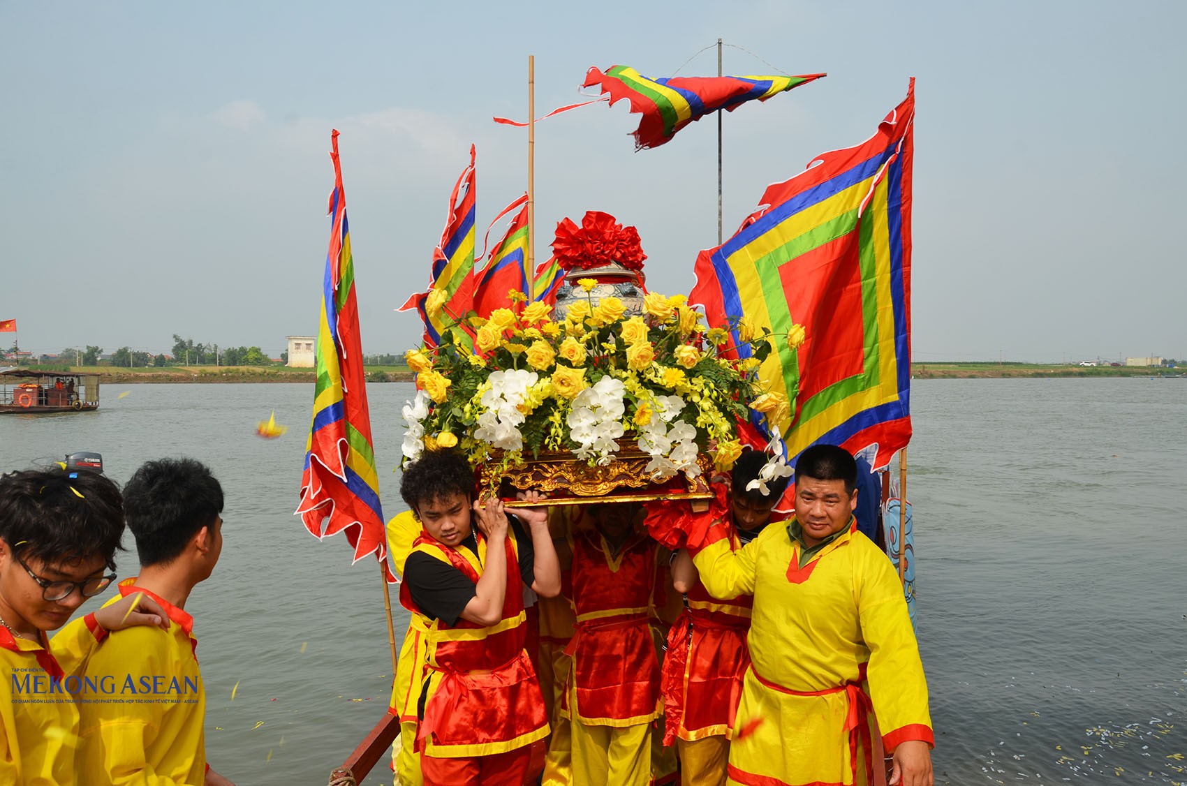 Bình thủy được chuyển từ sông lên bờ. Ảnh: Mekong ASEAN.