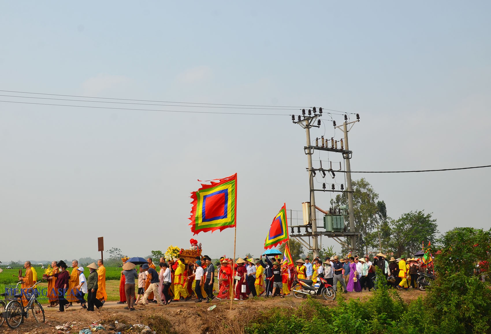 Đoàn rước và các xe đội hình rước theo vị trí ban đầu rước về chùa. Ảnh: Mekong ASEAN.