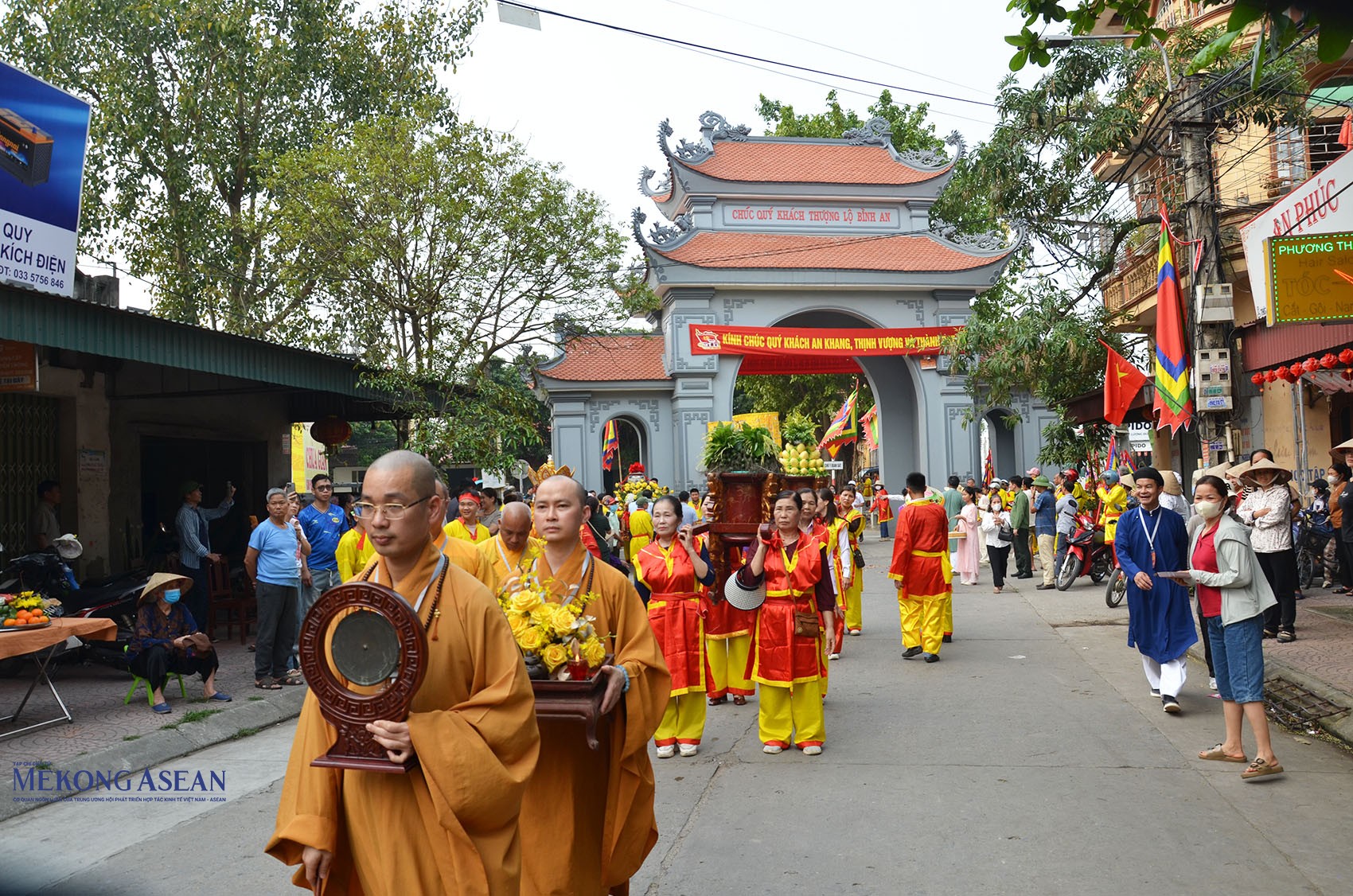 Đoàn rước về đến cổng làng. Ảnh: Mekong ASEAN.