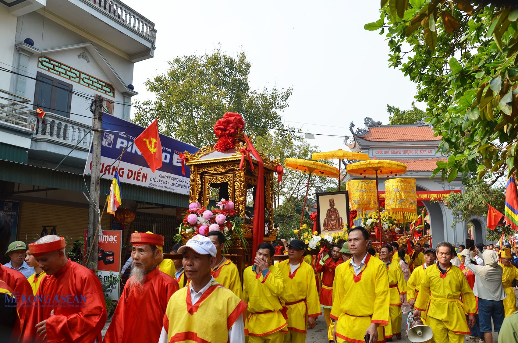 Các khối rước xếp đội hình theo thứ tự: 2 rồng, đội 41 quân cờ (bố trí đội cờ sẵn tại cổng làng, đội cờ xe máy tập kết tại vị trí quy định và không rước theo đoàn về chùa); bát âm, chiêng trống; đội nhà sư hành lễ; đội bát bửu; 3 kiệu lễ (trầu cau, ngũ quả, hoa). Ảnh: Mekong ASEAN.