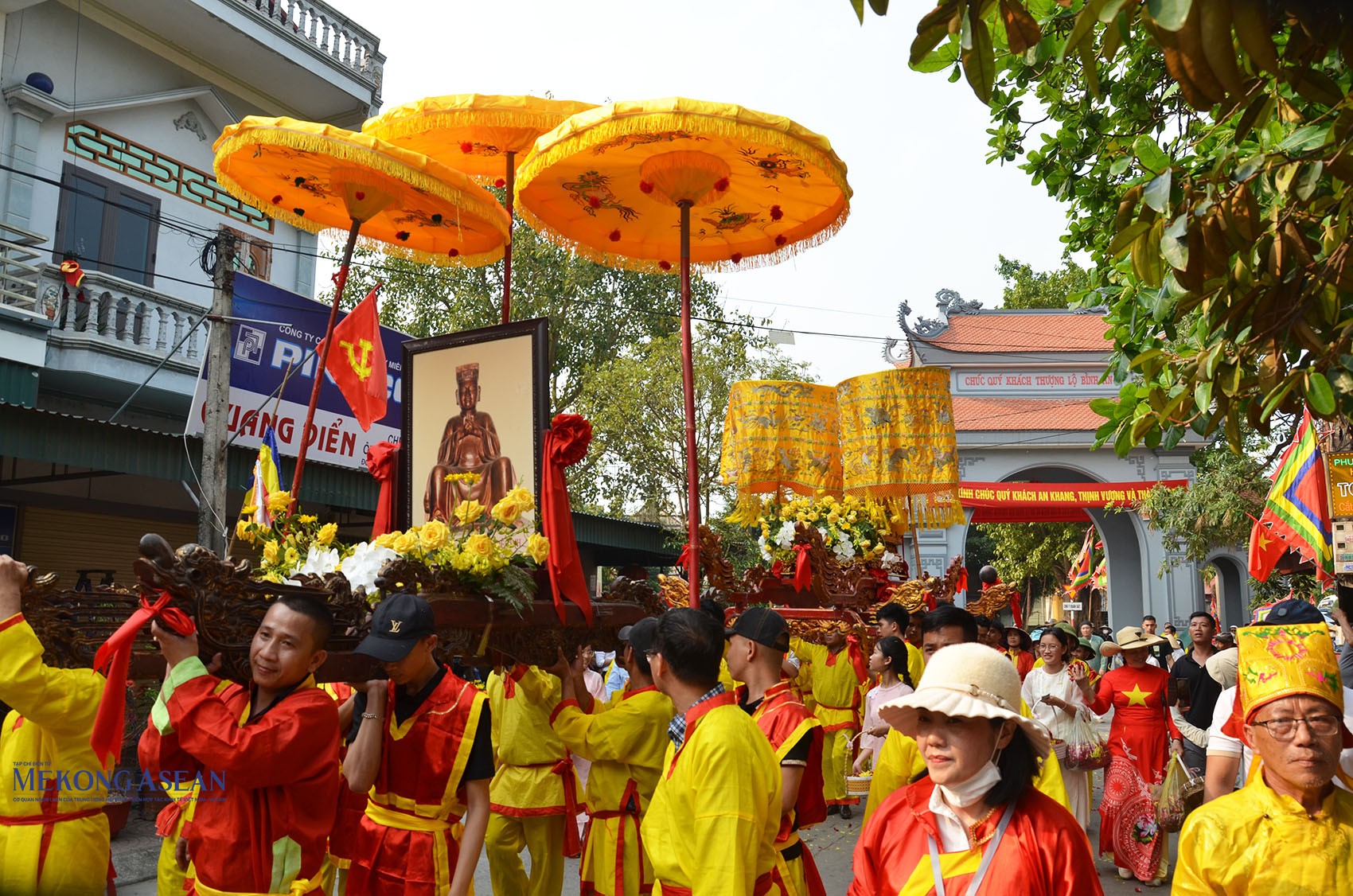 Tiếp theo là kiệu bát hương; kiệu thuốc; kiệu bát cống rước di ảnh Đức Thánh; kiệu bát cống rước Bình Thủy. Ảnh: Mekong ASEAN.