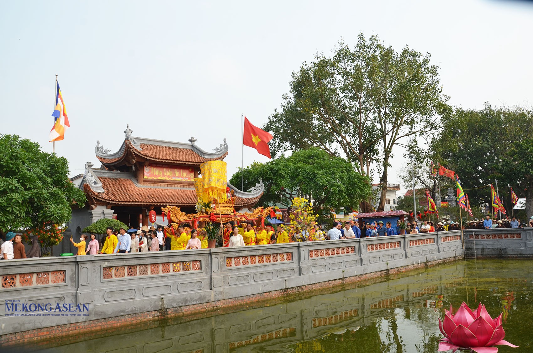 Đoàn đại biểu; đội tế đi bên đại biểu; khối phật tử; khối người dân, du khách thập phương. Ảnh: Mekong ASEAN.