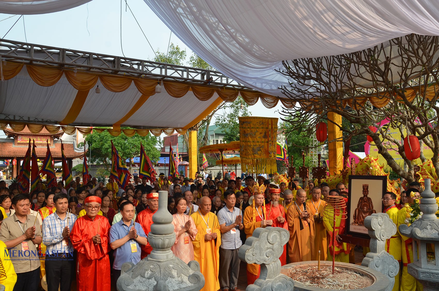 Các đại biểu, nhà sư, người dân và du khách dâng hương tại chùa Giám. Ảnh: Mekong ASEAN.