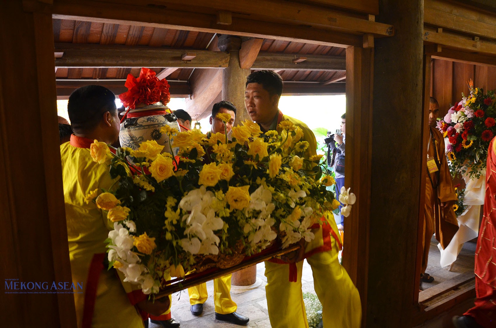 Rước bình thủy và chùa Giám. Ảnh: Mekong ASEAN.
