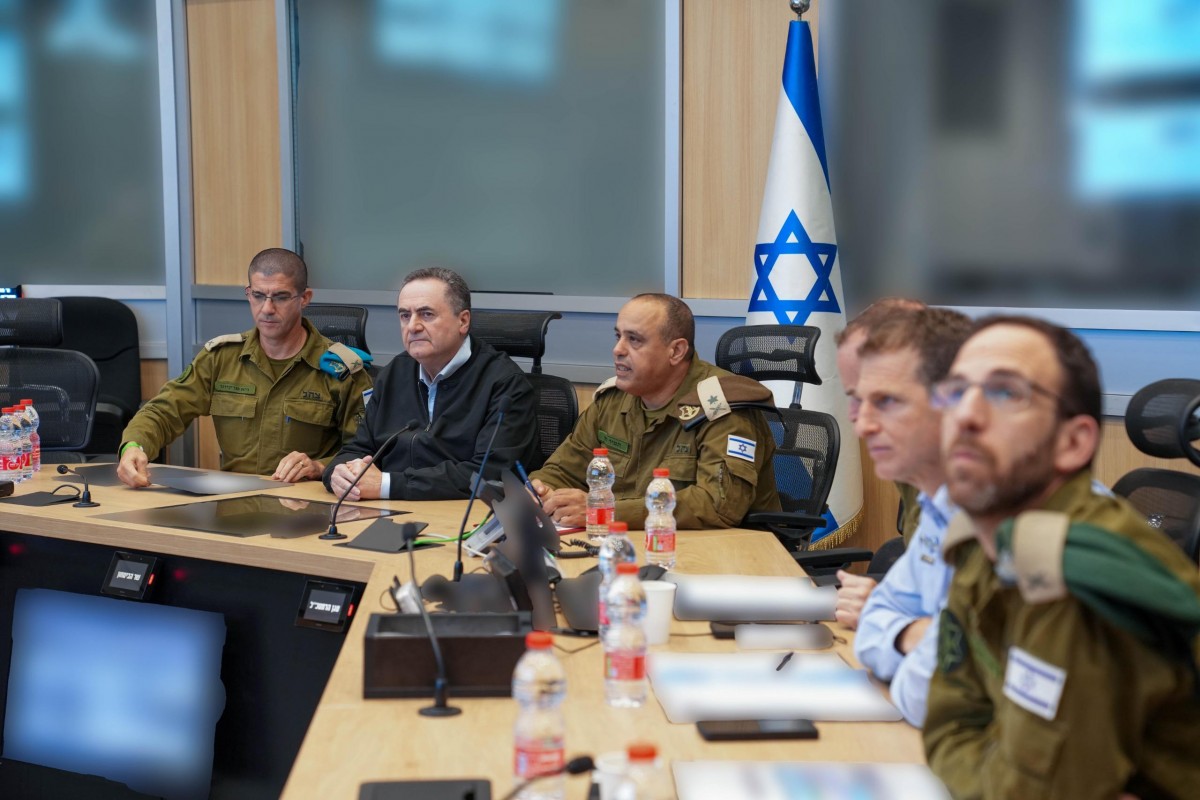 Bộ trưởng Quốc phòng Israel, ông Israel Katz (áo đen) trong cuộc họp ngày 31/3. Ảnh: IDF