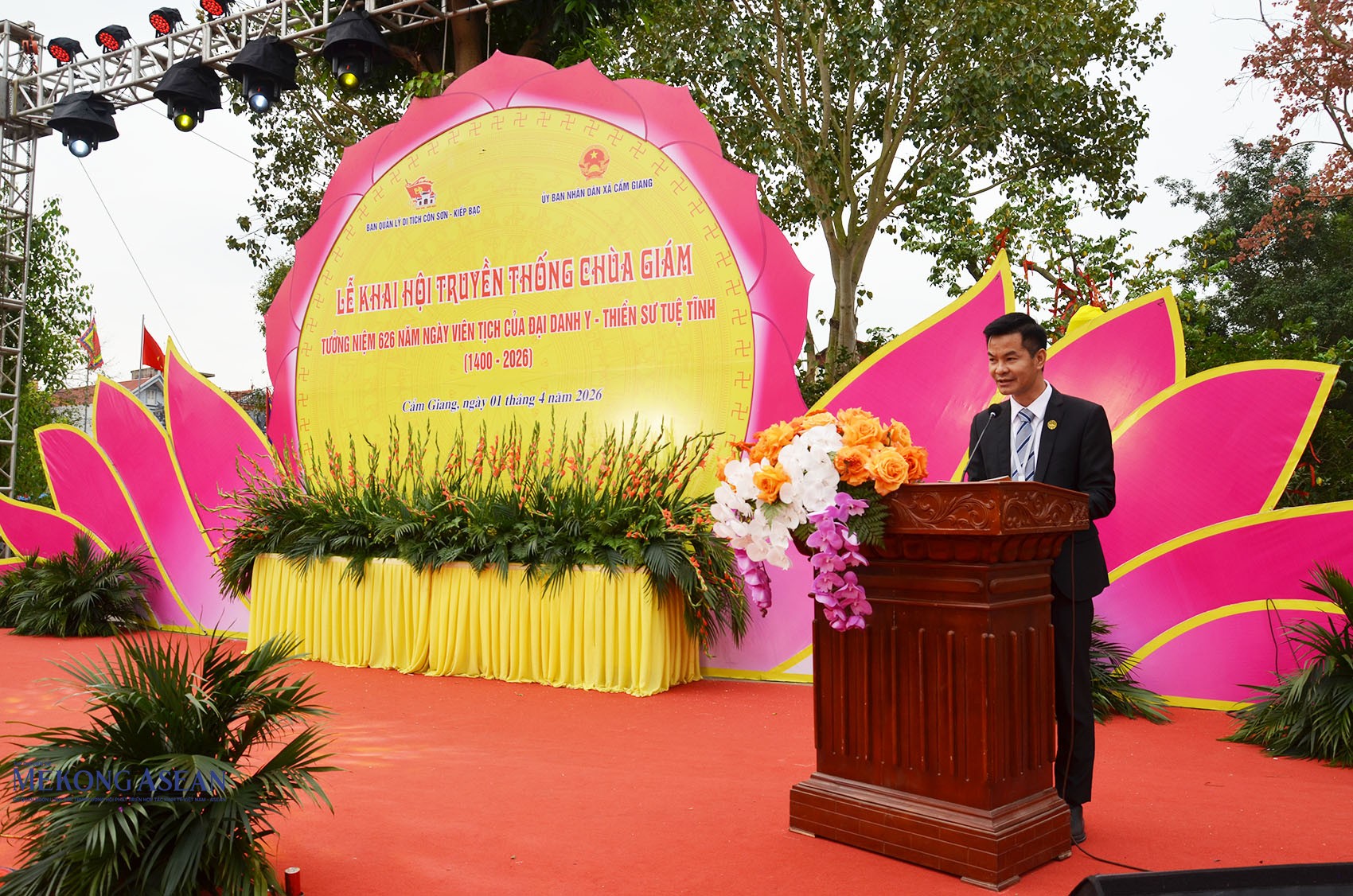 Ông Lê Duy Mạnh, Phó Trưởng Ban Quản lý di tích Côn Sơn - Kiếp Bạc, Trưởng Ban tổ chức lễ hội chùa Giám năm 2026 đọc diễn văn tưởng niệm, khai hội. Ảnh: Mekong ASEAN.