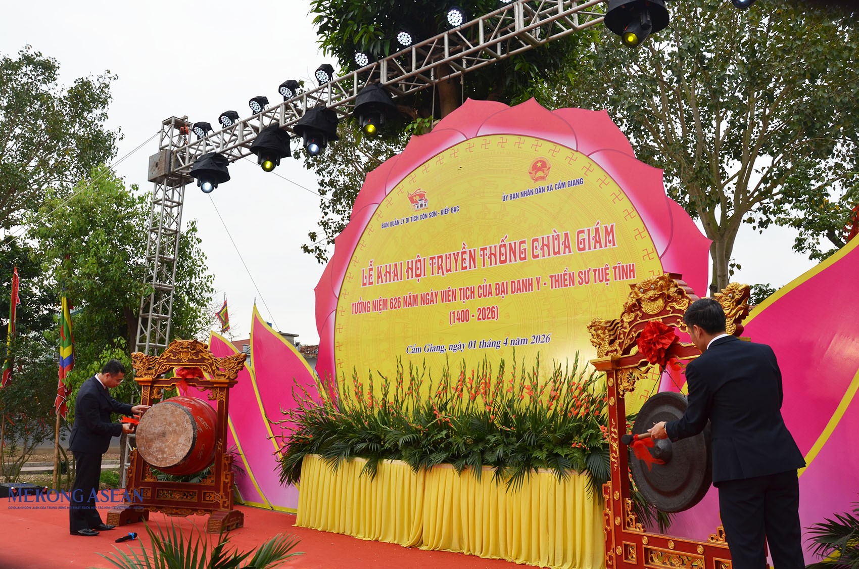 Ông Vũ Đình Tiến, Phó Giám đốc Sở Văn hóa, Thể thao và Du lịch thành phố Hải Phòng gióng trống; ông Vũ Mạnh Huy, Phó Chủ tịch UBND xã Cẩm Giang, đồng Trưởng Ban tổ chức lễ hội chùa Giám năm 2026 thỉnh chiêng khai hội. Ảnh: Mekong ASEAN.