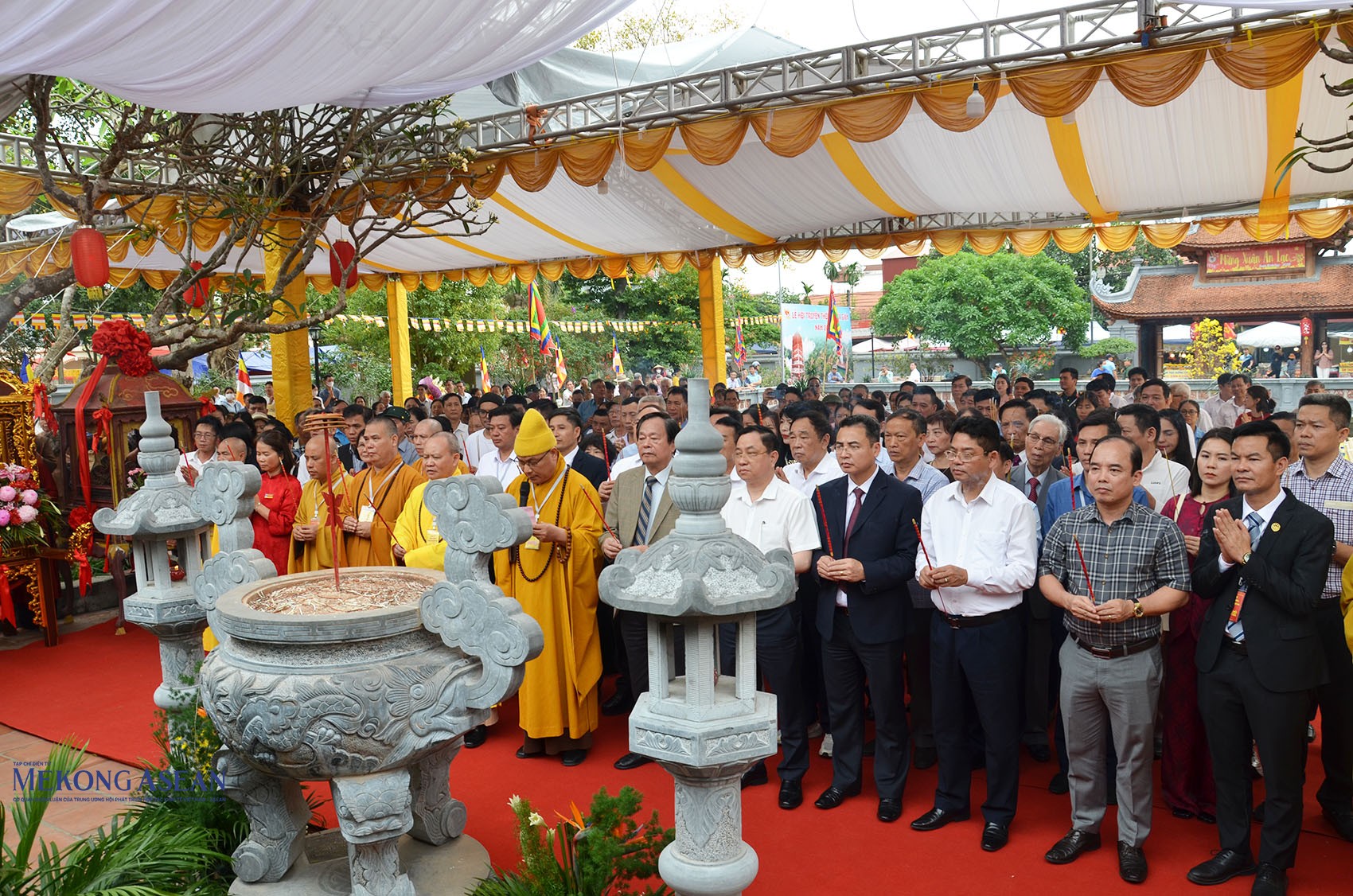  Các đại biểu dâng hương tại chùa Giám. Ảnh: Mekong ASEAN.