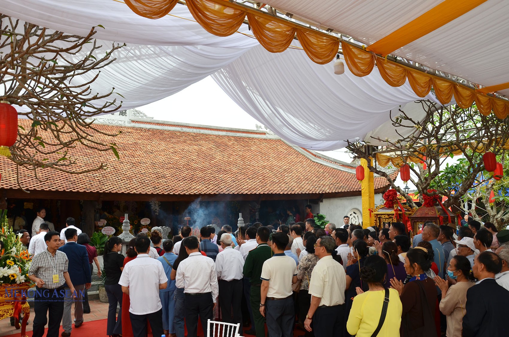 Người dân và du khách dâng hương tại chùa Giám. Ảnh: Mekong ASEAN.	