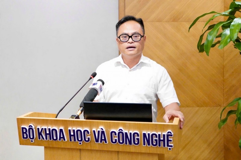 Ông Thái Hữu Lý, Trưởng phòng Phát triển Dịch vụ, Trung tâm Internet Việt Nam phát biểu tại buổi họp báo thường kỳ của Bộ Khoa học và Công nghệ diễn ra vào ngày 1/4. Ảnh: Bộ Khoa học và Công nghệ.