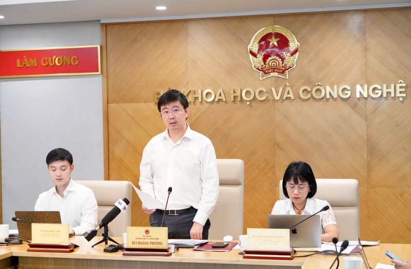 Thứ trưởng Bùi Hoàng Phương chủ trì buổi họp báo thường kỳ tháng 3 diễn ra ngày 1/4. Ảnh: Bộ Khoa học và Công nghệ.