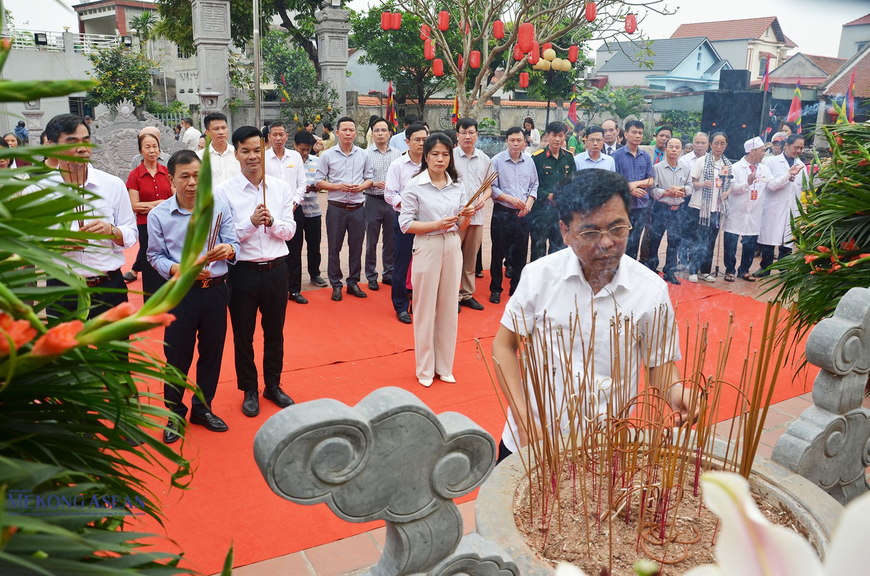 Lãnh đạo Đảng ủy, HĐND, UBND xã Tuệ Tĩnh; lãnh đạo Ban Quản lý di tích Côn Sơn - Kiếp Bạc cùng các đại biểu dâng hương tại đền Xưa. Ảnh: Mekong ASEAN.