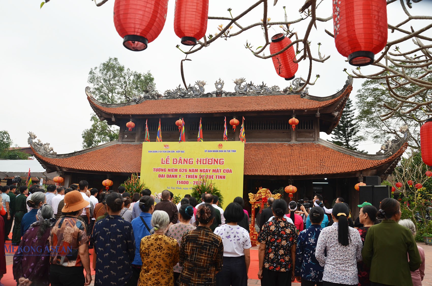 Người dân và du khách đến dự và dâng hương. Ảnh: Mekong ASEAN.