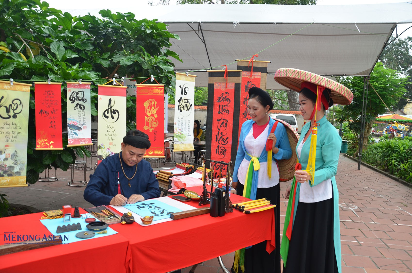 Viết thư pháp tại sân đền Xưa, xã Tuệ Tĩnh, thành phố Hải Phòng. Ảnh: Mekong ASEAN.