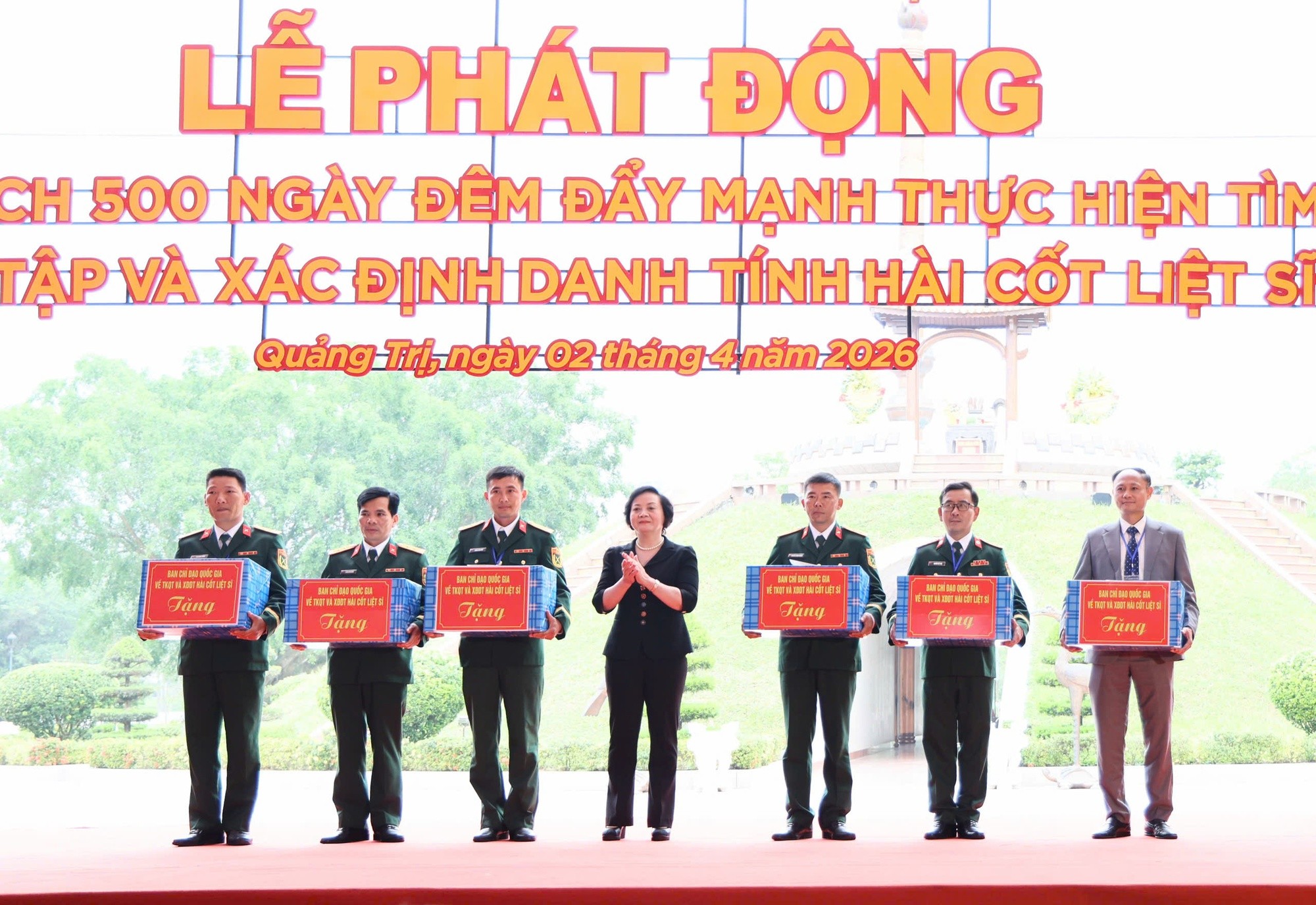 Phó Thủ tướng Phạm Thị Thanh Trà tặng quà các Đội Quy tập mộ liệt sĩ - Ảnh: VGP/Thu Giang