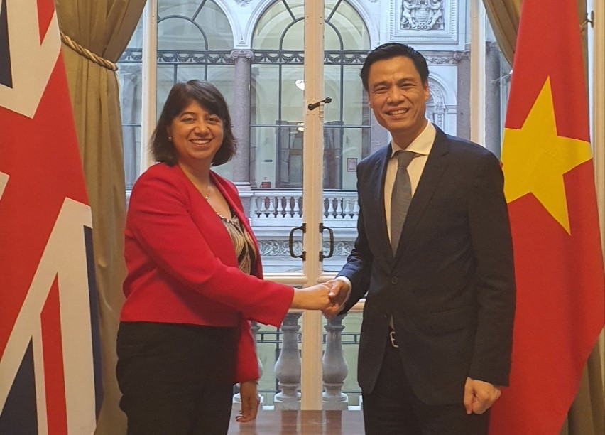 Thứ trưởng Ngoại giao Đặng Hoàng Giang gặp song phương Thứ trưởng Bộ Ngoại giao, Thịnh vượng và Phát triển Anh Seema Malhotra. Ảnh: Bộ Ngoại giao