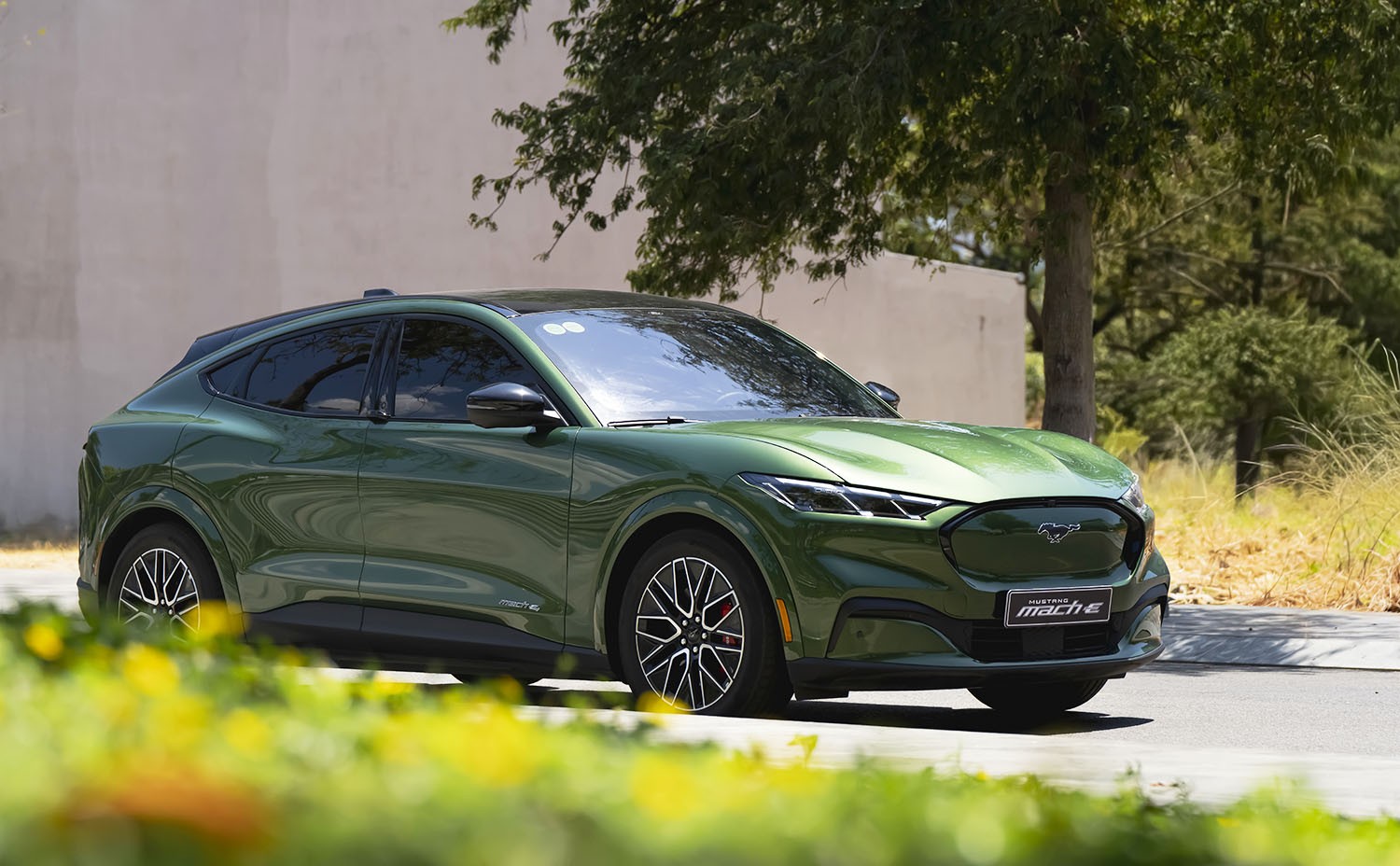 Mustang Mach-E kết hợp di sản hiệu năng của Mustang với công nghệ điện hóa, đáp ứng nhu cầu sử dụng đa dạng của khách hàng thông qua khả năng vận hành mạnh mẽ, hệ thống an toàn tiên tiến, và thiết kế SUV rộng rãi phù hợp với cuộc sống hàng ngày.