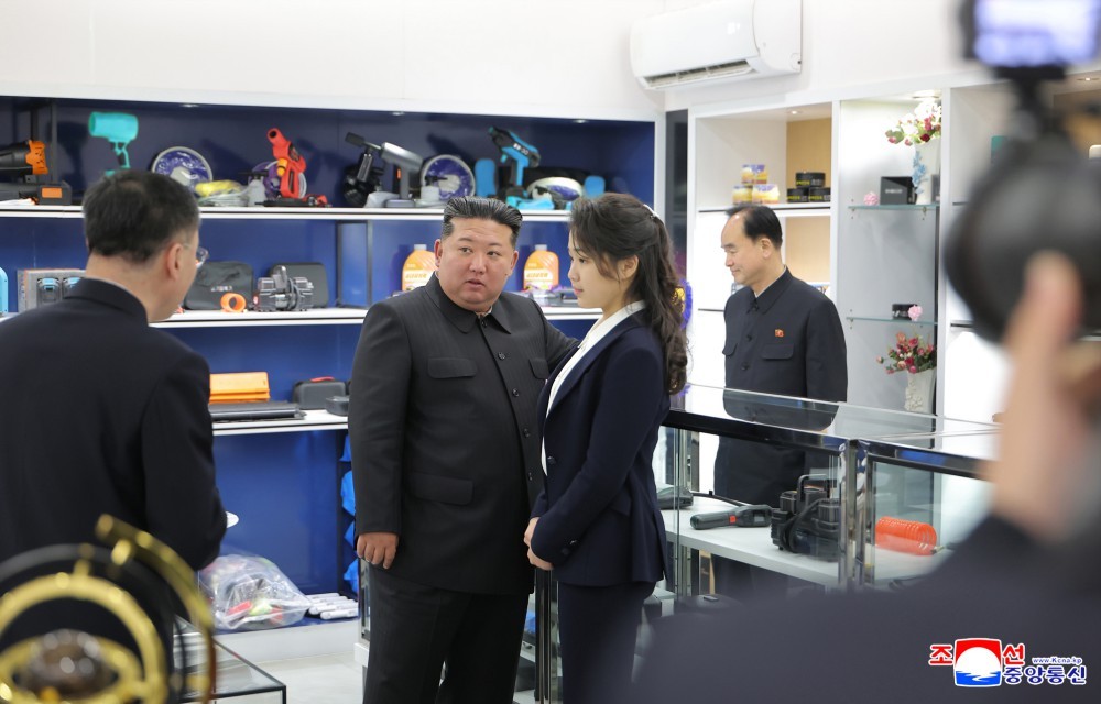 Ông Kim Jong Un cùng con gái thăm cửa hàng thú cưng