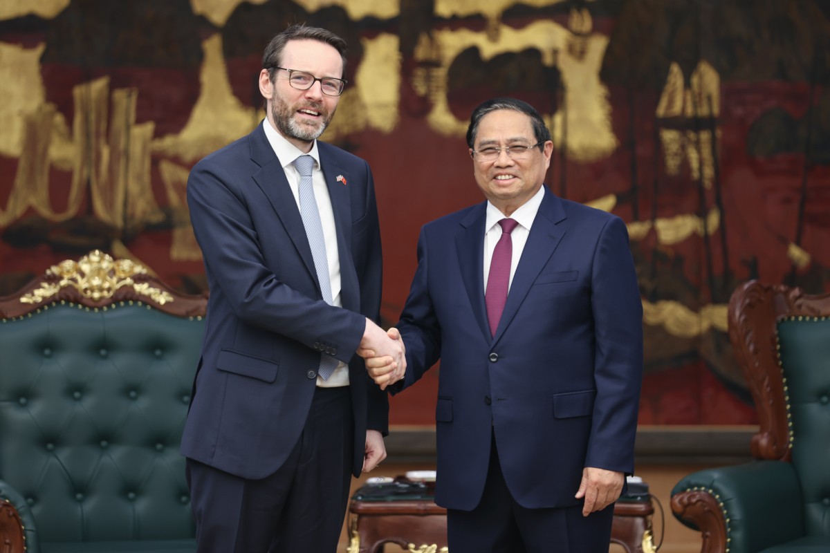 Thủ tướng Chính phủ Phạm Minh Chính tiếp Đại sứ Liên hiệp Vương quốc Anh và Bắc Ireland tại Việt Nam Iain Frew. Ảnh: VGP.