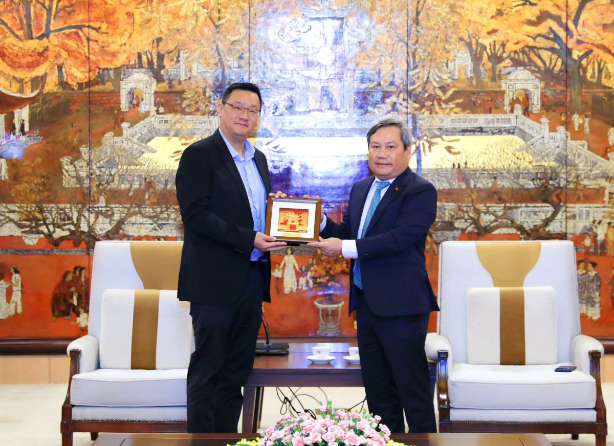 Chủ tịch UBND thành phố Hà Nội Vũ Đại Thắng (trái) và Chủ tịch HĐQT CT&D Đinh Quảng Hồng. Ảnh: CTTĐT UBND TP Hà Nội