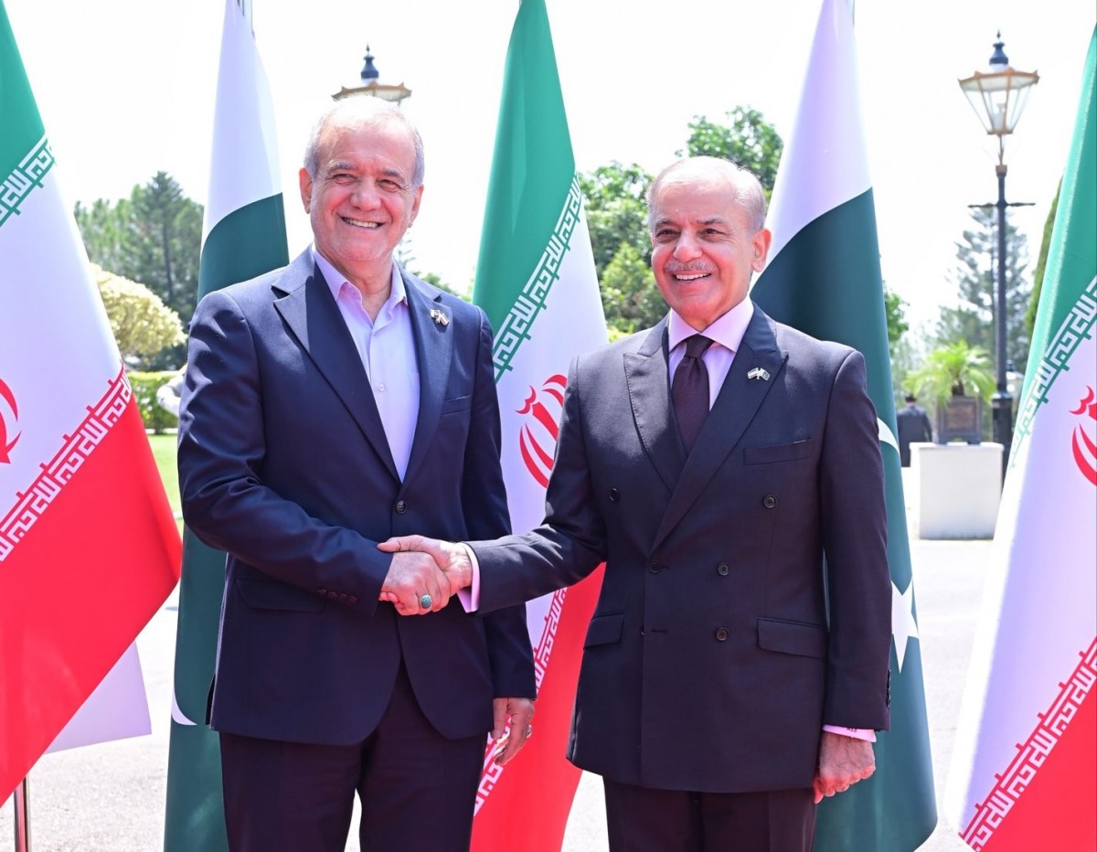 Thủ tướng Pakistan Shehbaz Sharif (phải) gọi Tổng thống Iran Masoud Pezeshkian là “người anh em” trong bài đăng trên X hồi tháng 8/2025. Ảnh: X/@CMShehbaz