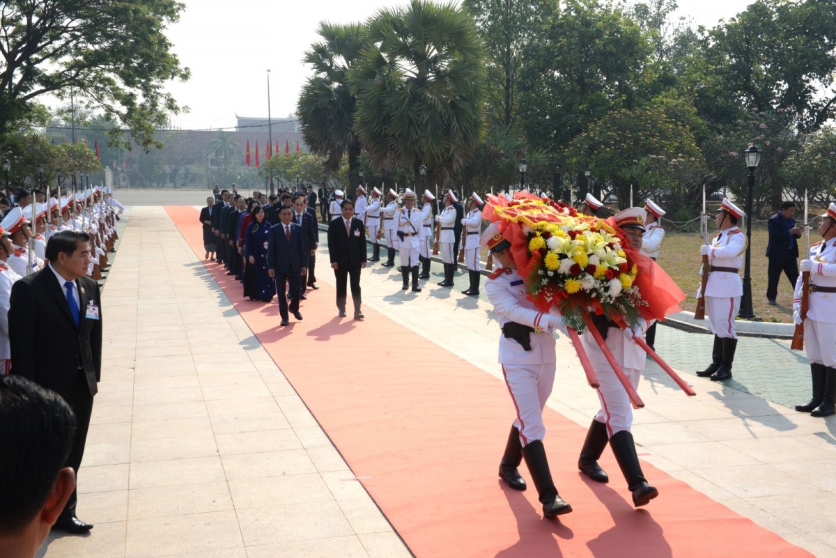 Lễ đón chính thức Thường trực Ban Bí thư Trần Cẩm Tú tại Lào