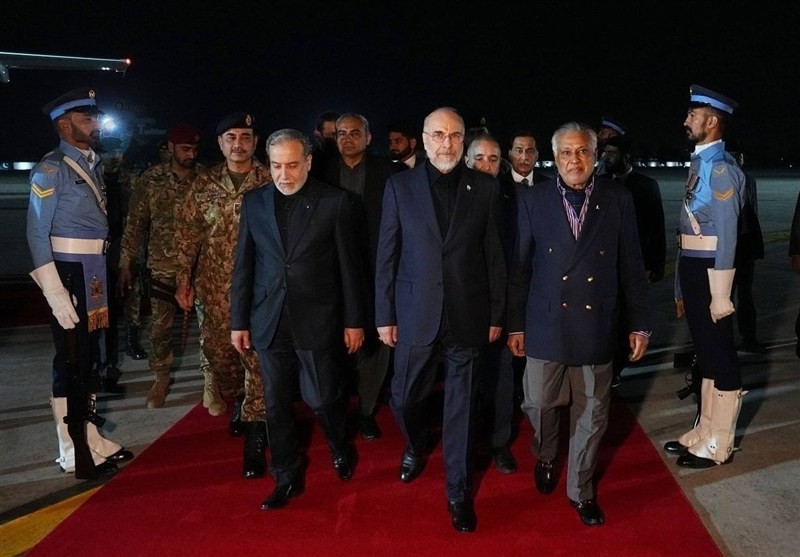 Chủ tịch Quốc hội Mohammad Baqer Qalibaf (giữa) dẫn đầu phái đoàn Iran đến Islamabad. Ảnh: Tasnim