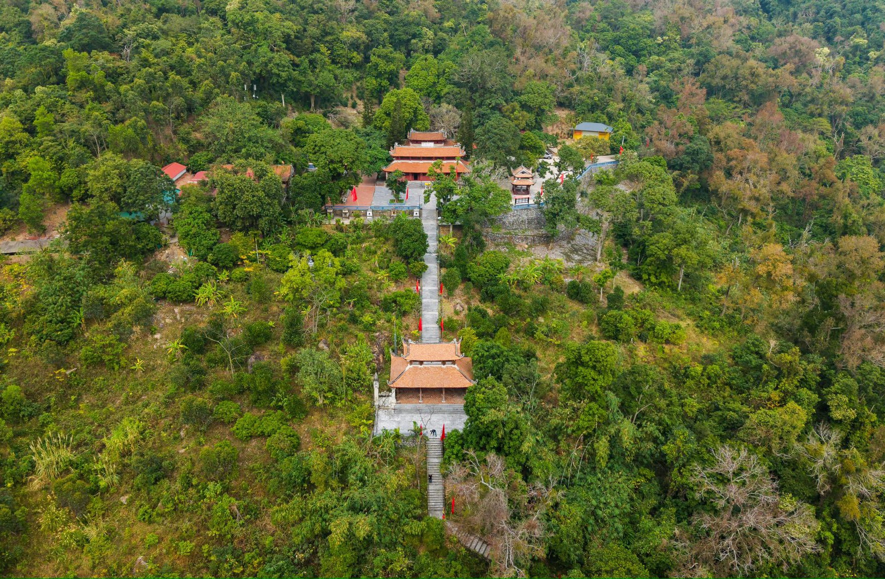 Chùa Thanh Mai tọa lạc trên sườn núi Phật Tích ở phường Nguyễn Trãi, thành phố Hải Phòng. Đây là một trong những di tích tiêu biểu trong Quần thể Di sản văn hóa thế giới di tích và danh thắng Yên Tử - Vĩnh Nghiêm - Côn Sơn, Kiếp Bạc. Ảnh: Xứ Đông.