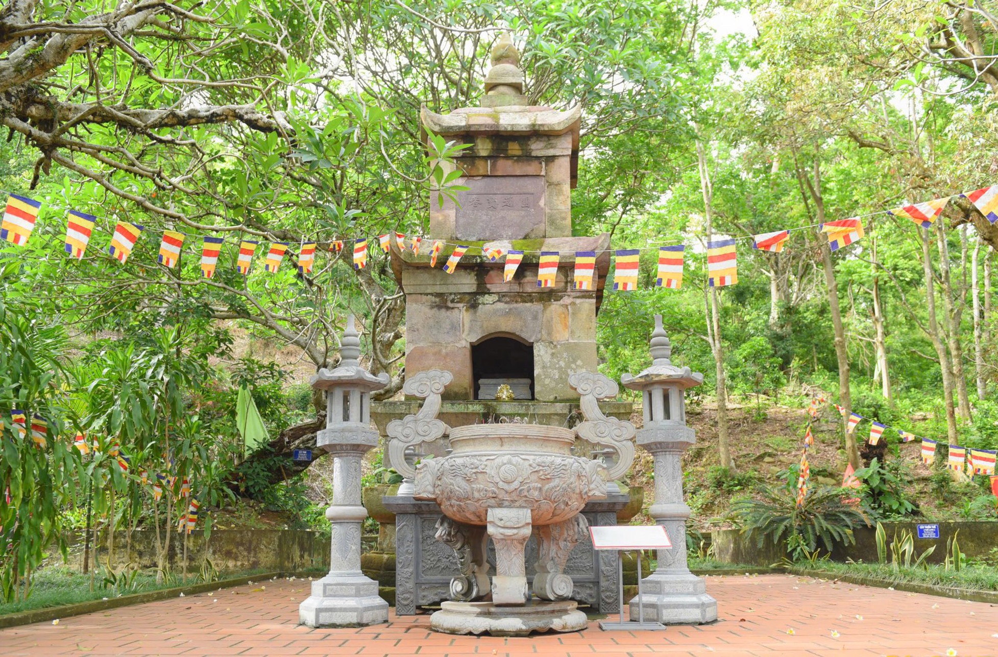 Phía sau nhà Tổ là Viên Thông bảo tháp, nơi lưu giữ xá lị của Thiền sư Pháp Loa. Ảnh: Côn Sơn.