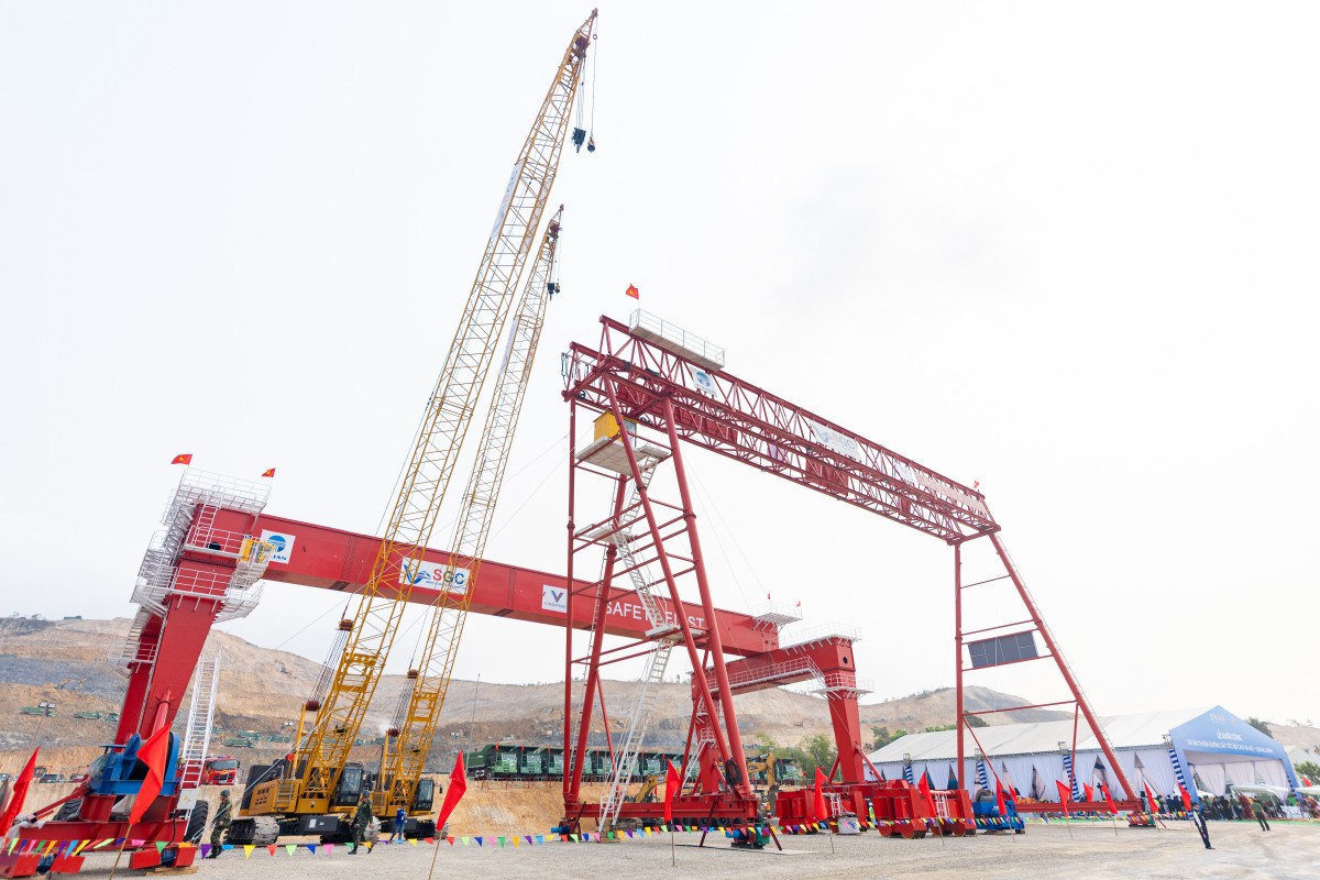 Tại lễ khởi công, nhà thầu tập trung đầy đủ trang thiết bị, máy móc. Ảnh: Vingroup.