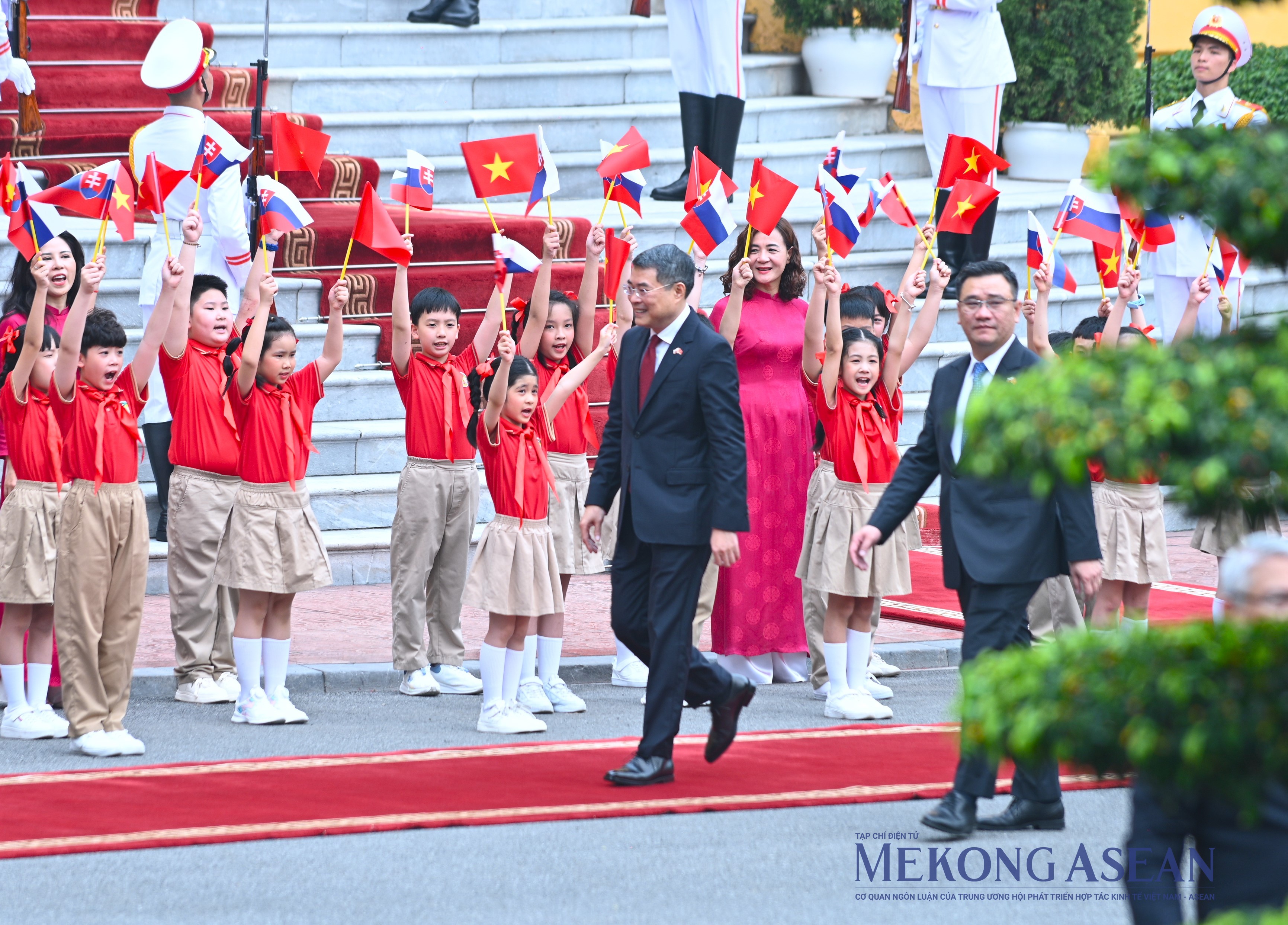 Thủ tướng Lê Minh Hưng chủ trì lễ đón chính thức Thủ tướng Slovakia