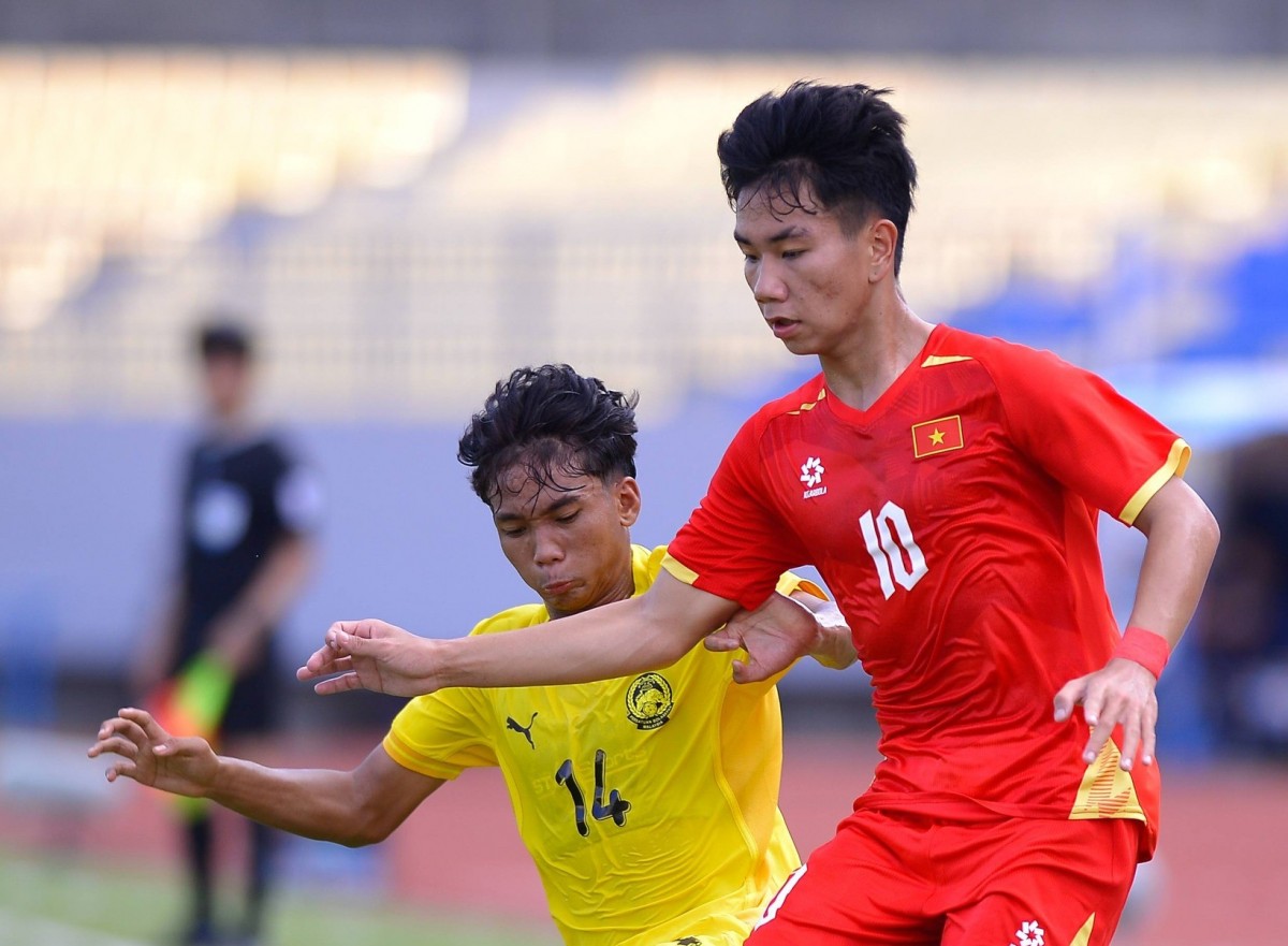 U17 Việt Nam (áo đỏ) hoàn toàn áp đảo U17 Malaysia. Ảnh: FAM