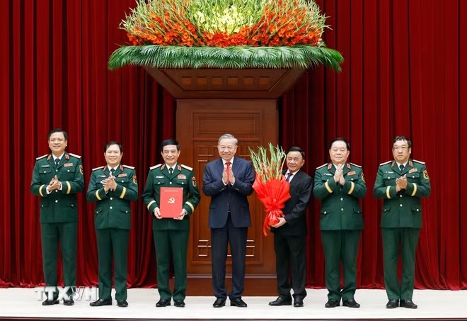 Tổng Bí thư, Chủ tịch nước Tô Lâm trao Quyết định chỉ định tham gia Quân uỷ, Ban Thường vụ, Bí thư, Phó Bí thư Quân uỷ Trung ương nhiệm kỳ 2025- 2030 - Ảnh: TTXVN