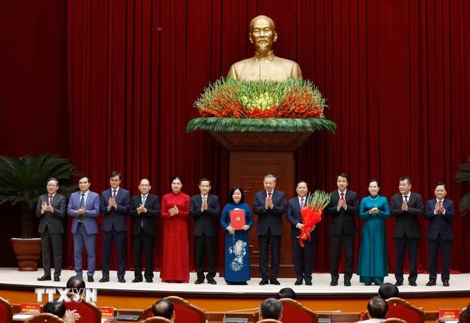 Tổng Bí thư, Chủ tịch nước Tô Lâm trao Quyết định chỉ định tham gia Ban Chấp hành, Ban Thường vụ, Bí thư, Phó Bí thư Đảng uỷ Mặt trận Tổ quốc, các đoàn thể Trung ương nhiệm kỳ 2025-2030 - Ảnh: TTXVN