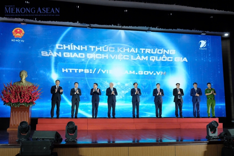 Các đại biểu thực hiện nghi thức khai trương Sàn giao dịch việc làm quốc gia. Ảnh: Hà Anh/Mekong ASEAN.