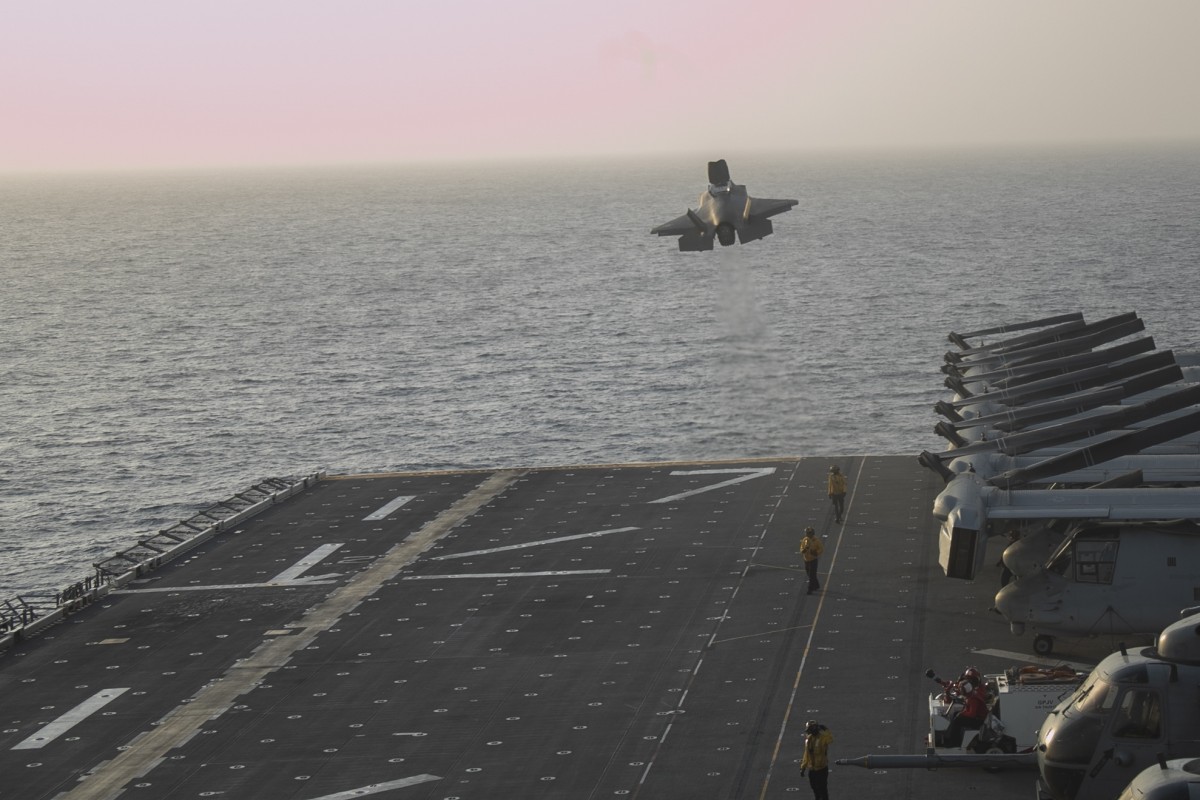 Máy bay tiêm kích F-35B Lightning II của Thủy quân Lục chiến Mỹ cất cánh từ tàu USS Tripoli, tham gia chiến dịch quân sự tại Trung Đông. Ảnh: X/@CENTCOM
