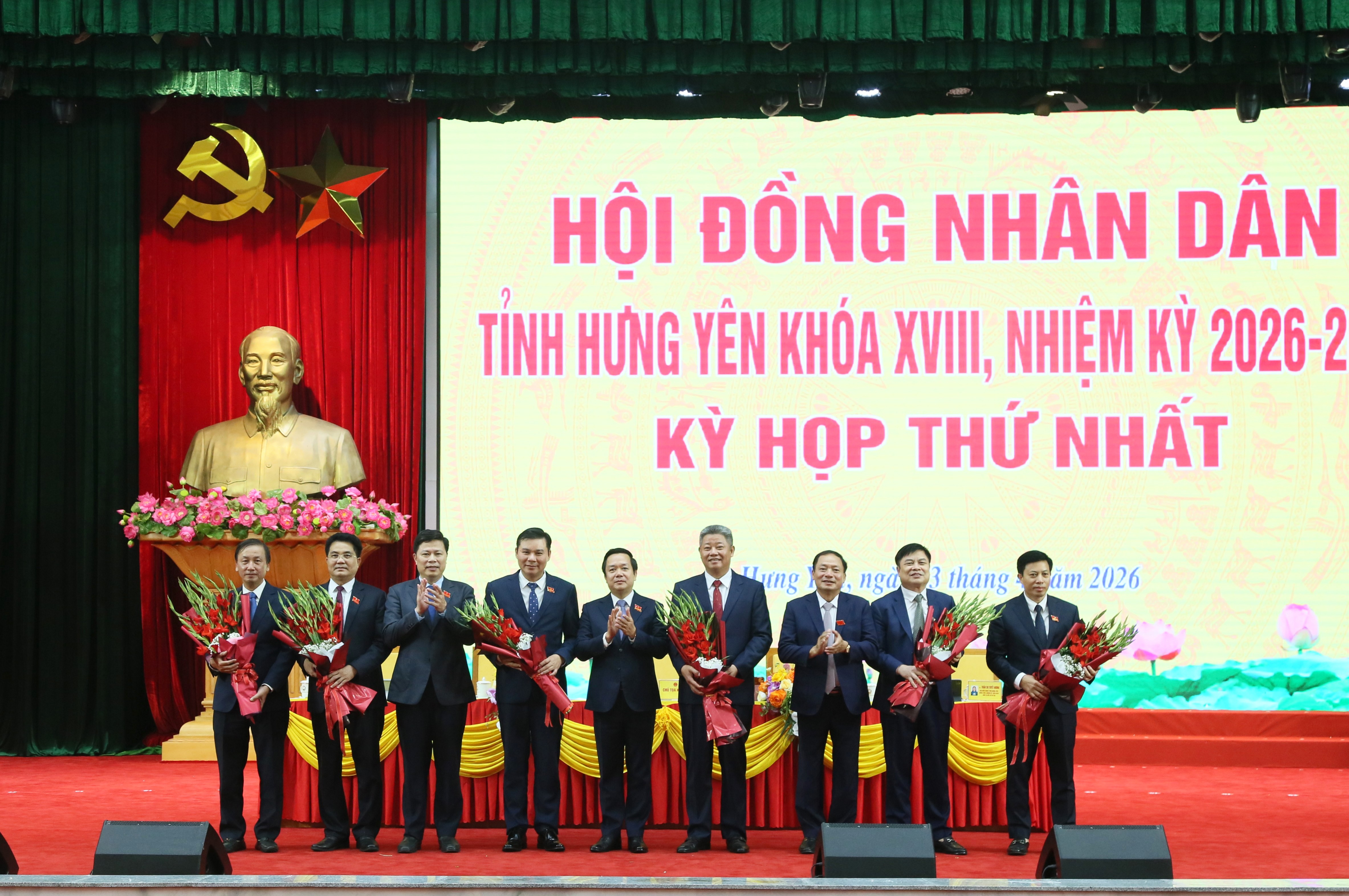Thường trực Tỉnh ủy Hưng Yên tặng hoa chúc mừng các lãnh đạo UBND tỉnh nhiệm kỳ 2026 - 2031. Ảnh: Tất Đạt.