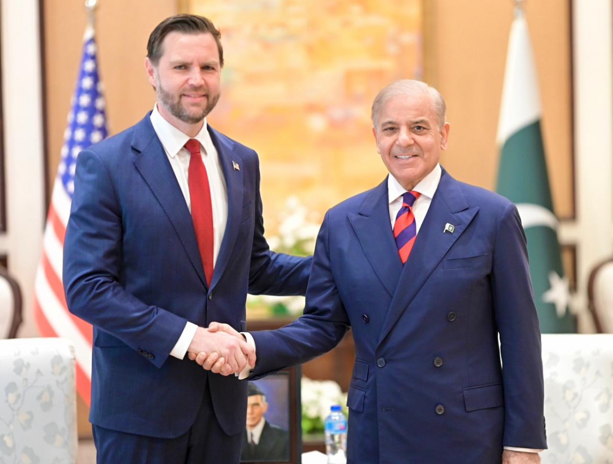 Phó Tổng thống Mỹ JD Vance (trái) và Thủ tướng Pakistan Shehbaz Sharif tại Islamabad ngày 11/4. Ảnh: Văn phòng Thủ tướng Pakistan