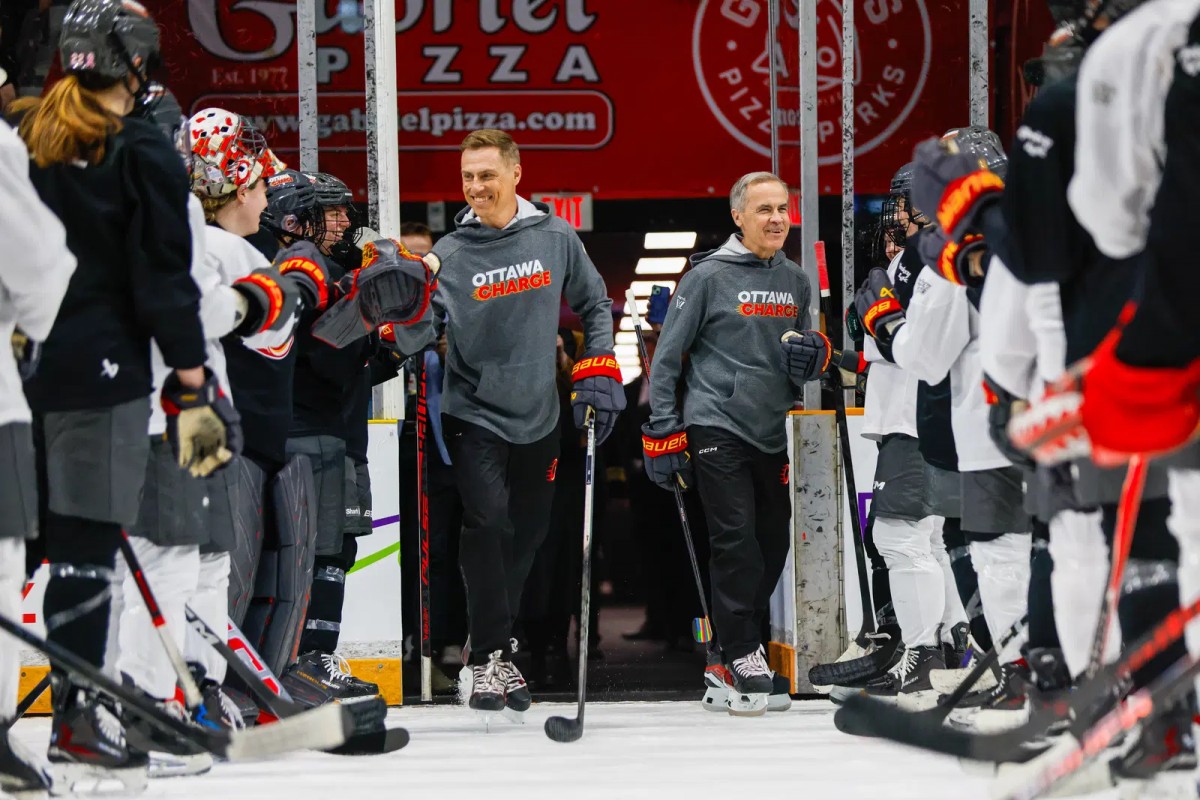 Tổng thống Phần Lan Alexander Stubb (trái) và Thủ tướng Canada Mark Carney. Ảnh: Professional Women's Hockey League