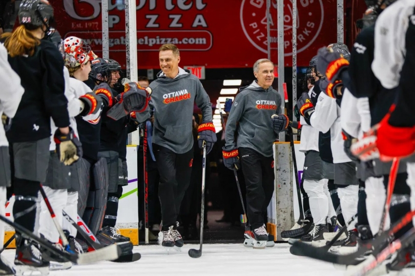 Thủ tướng Canada và Tổng thống Phần Lan cùng chơi khúc côn cầu