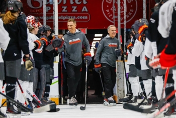 Thủ tướng Canada và Tổng thống Phần Lan cùng chơi khúc côn cầu